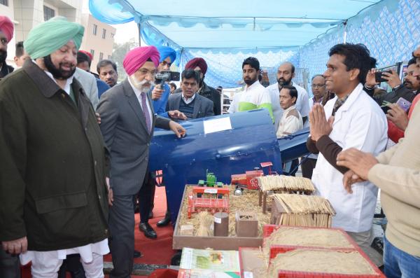 Capt. Amrinder Singh, Honble Chief Minister, Punjab interacting with Deputy Director of KVK, Tarntaran(15.01.2019)